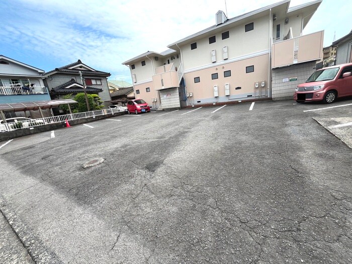 物件外観写真2　(駐車場)