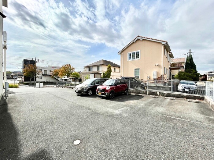 物件外観写真2　(駐車場)