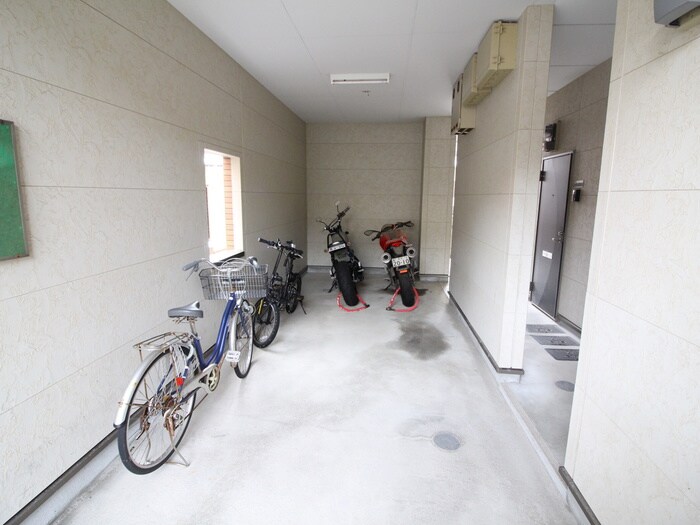 物件外観写真4　(駐輪場)