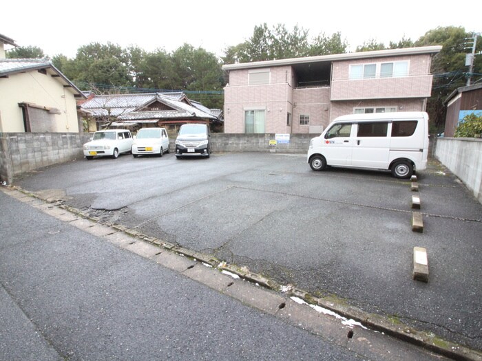 物件外観写真5　(駐車場)