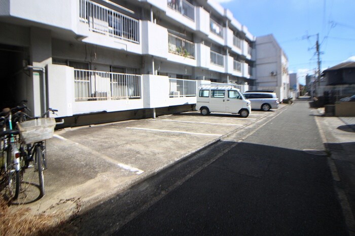 物件外観写真2　(駐車場)