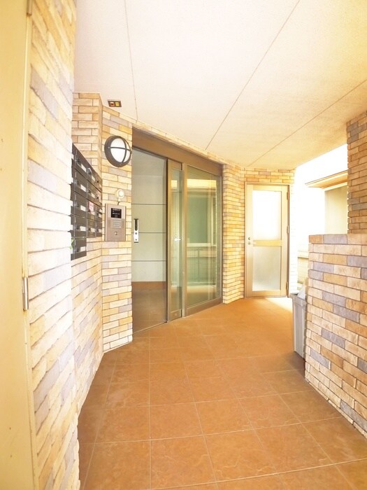 物件外観写真2　(エントランス部分)