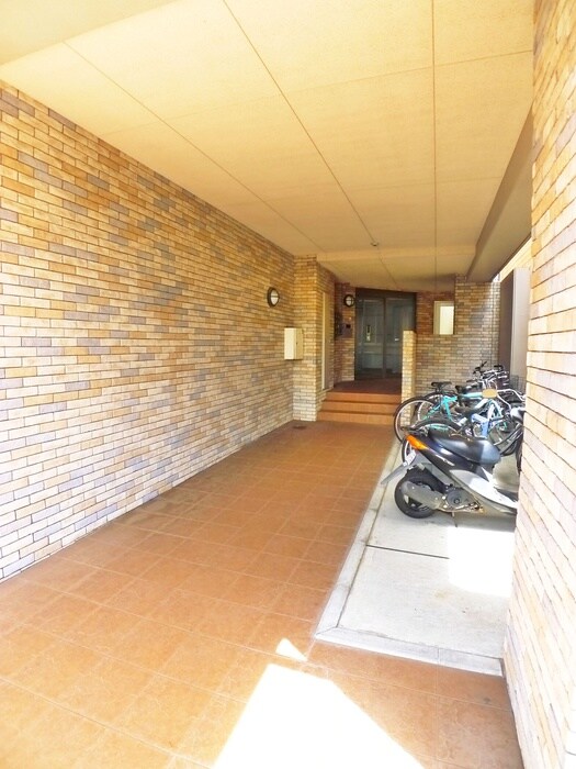 物件外観写真3　(エントランス部分)