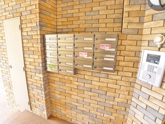 物件外観写真4　(エントランス部分)