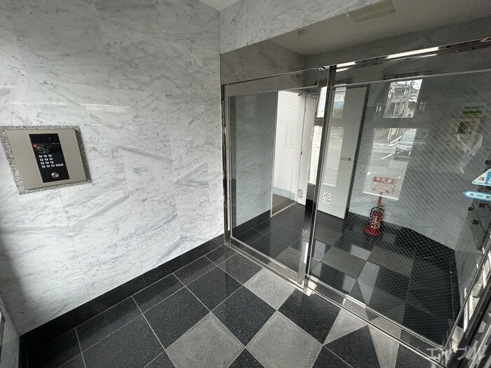 物件外観写真3　(エントランス部分)