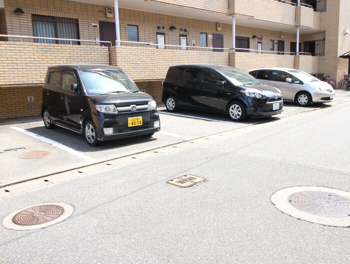 物件外観写真4　(駐車場)