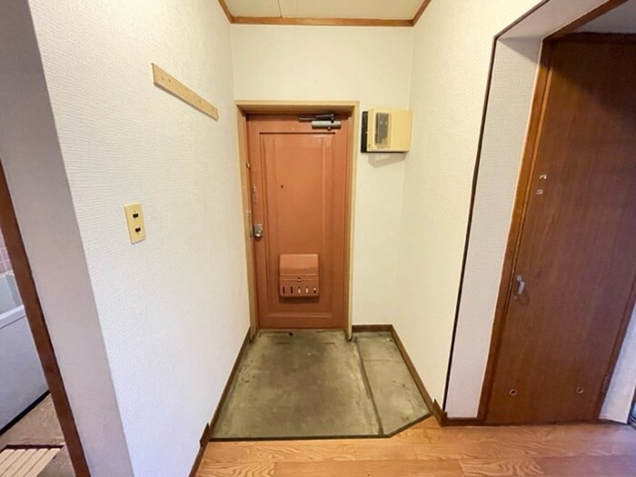 物件内観写真12　(玄関)