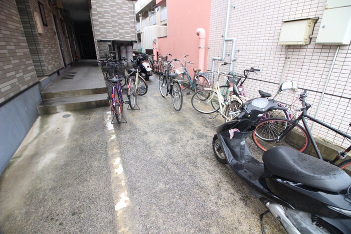物件外観写真4　(駐輪場)