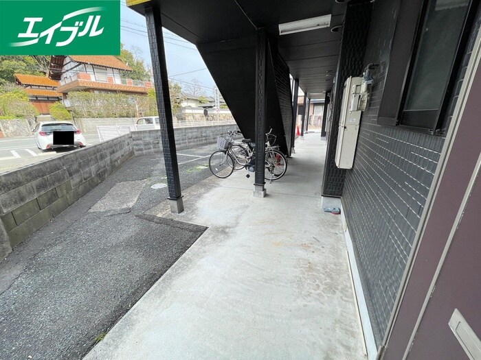 物件外観写真5　(エントランス部分)