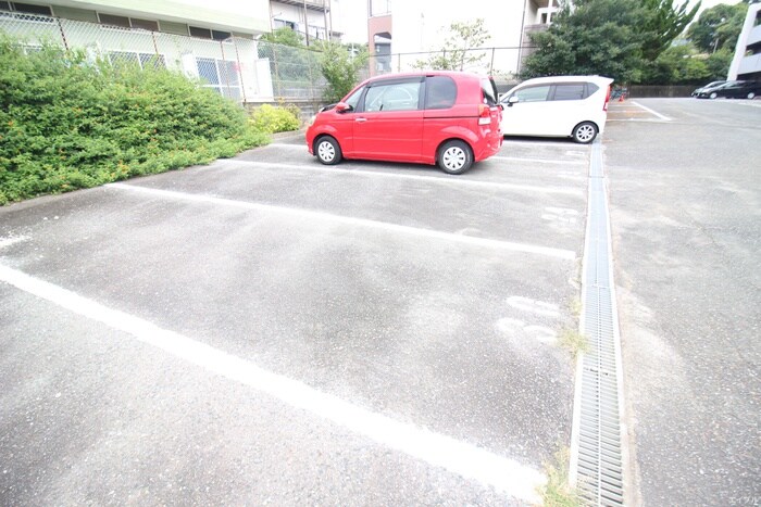 物件外観写真5　(駐車場)