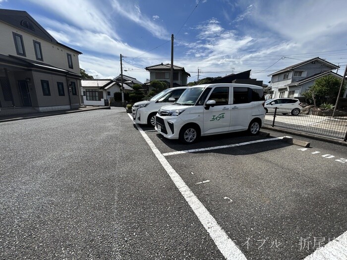 物件外観写真2　(駐車場)