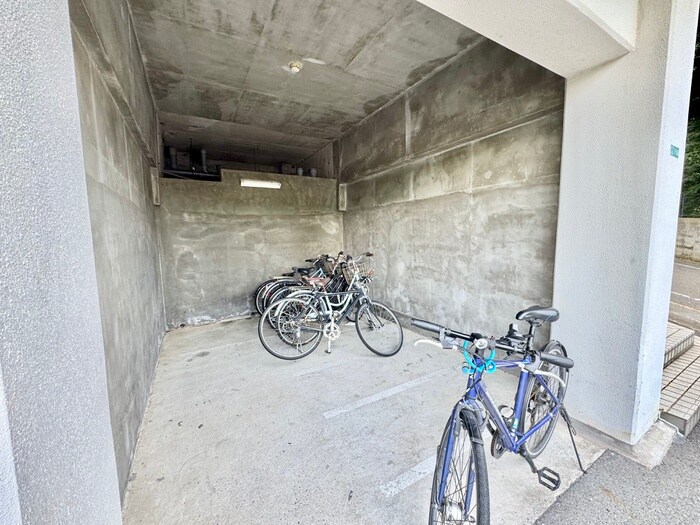 物件外観写真3　(駐輪場)