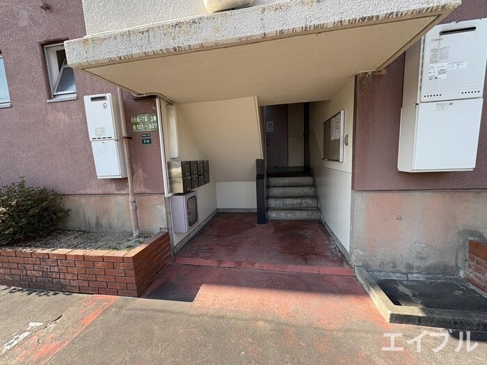 物件外観写真6　(エントランス部分)