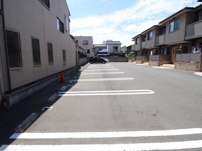 物件外観写真3　(駐車場)