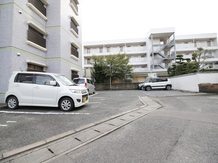 物件外観写真6　(駐車場)