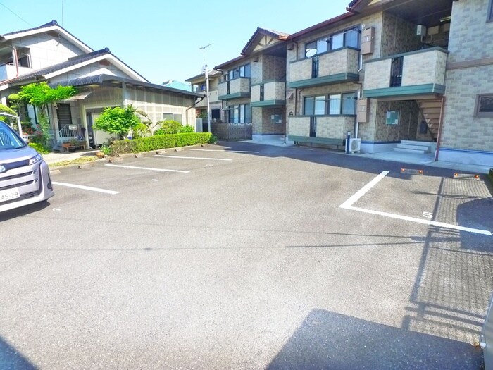 物件外観写真4　(駐車場)