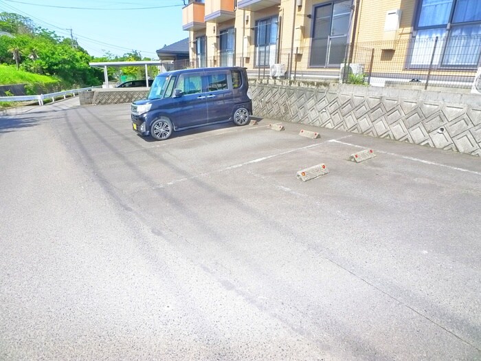 物件外観写真3　(駐車場)