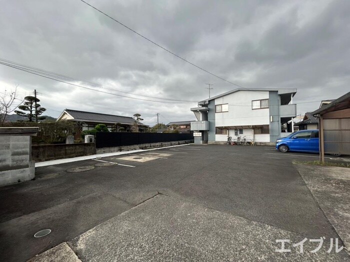 物件外観写真3　(駐車場)