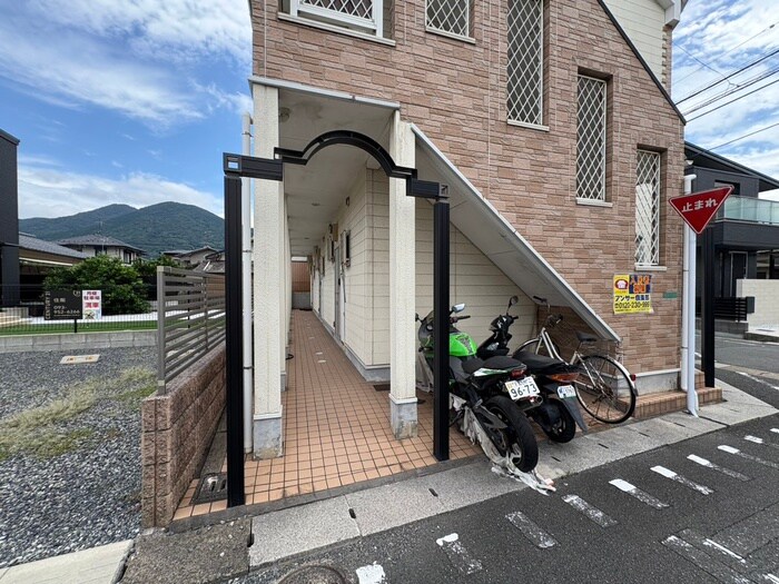 物件外観写真3　(エントランス部分)