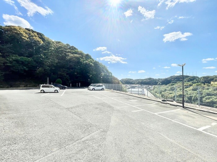 物件外観写真2　(駐車場)