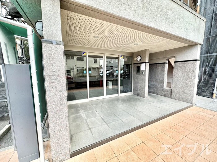 物件外観写真2　(エントランス部分)