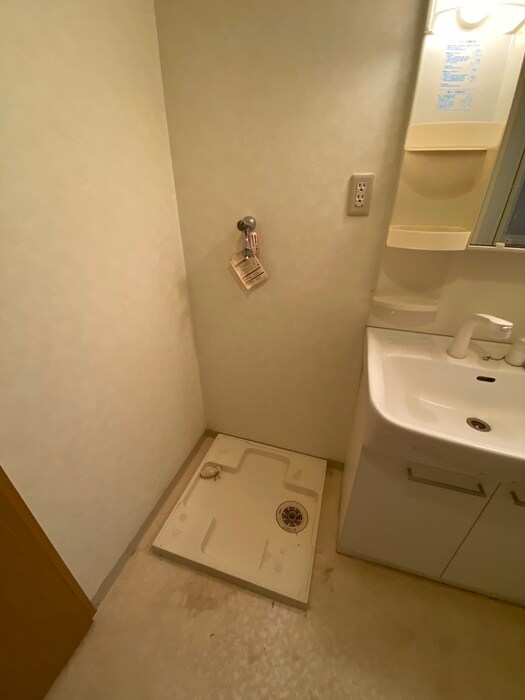 物件内観写真16　(洗濯機置場)