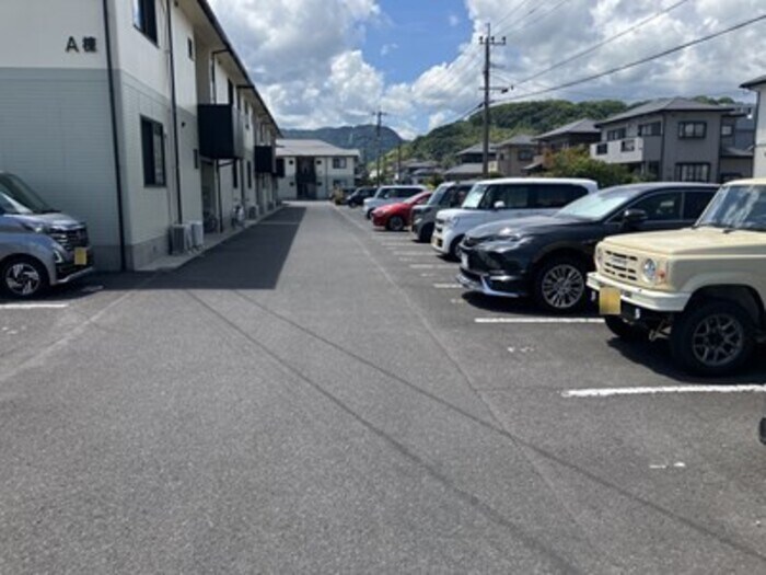 物件外観写真2　(駐車場)