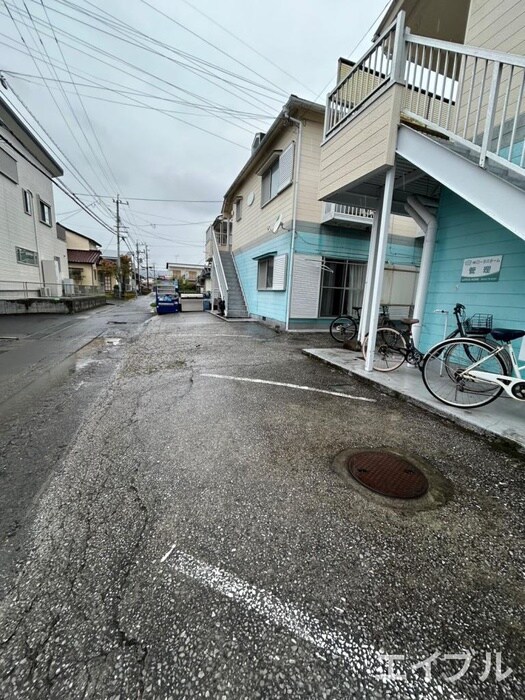 物件外観写真3　(駐車場)