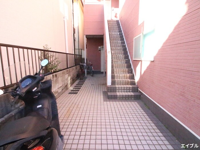 物件外観写真3　(エントランス部分)