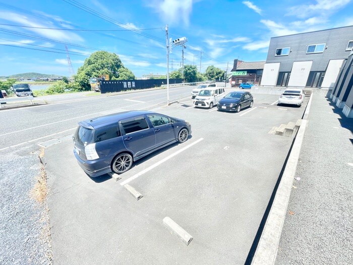 物件外観写真2　(駐車場)