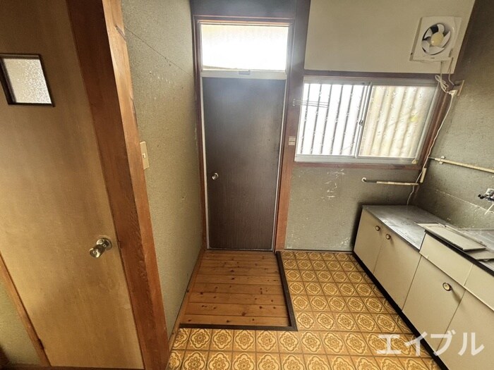 物件内観写真11　(玄関)