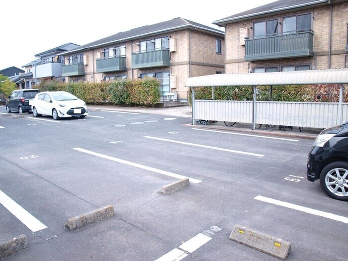 物件外観写真2　(駐車場)