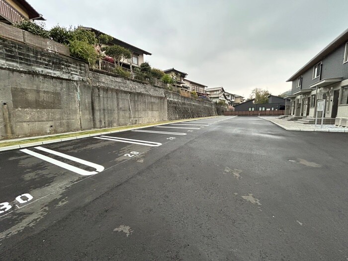 物件外観写真5　(駐車場)