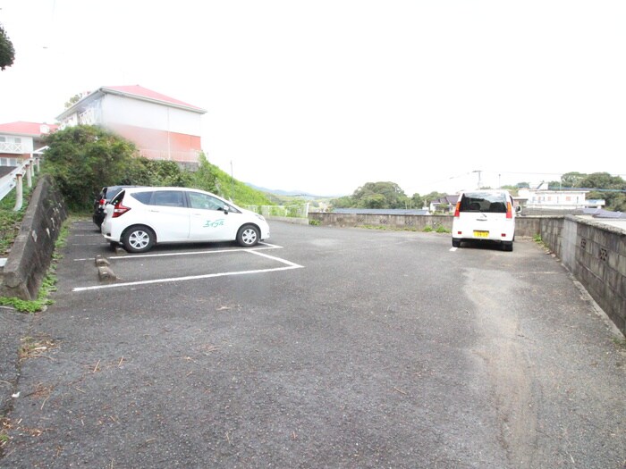 物件外観写真2　(駐車場)