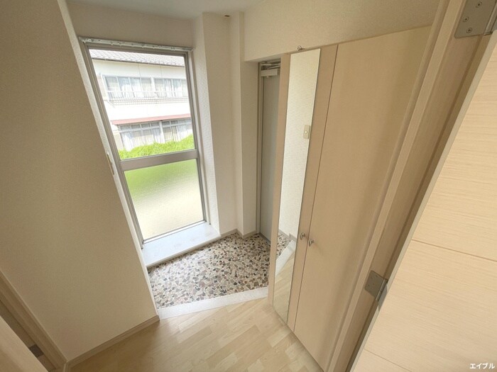 物件内観写真12　(玄関)