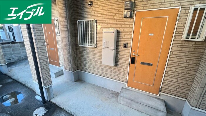 物件外観写真3　(エントランス部分)