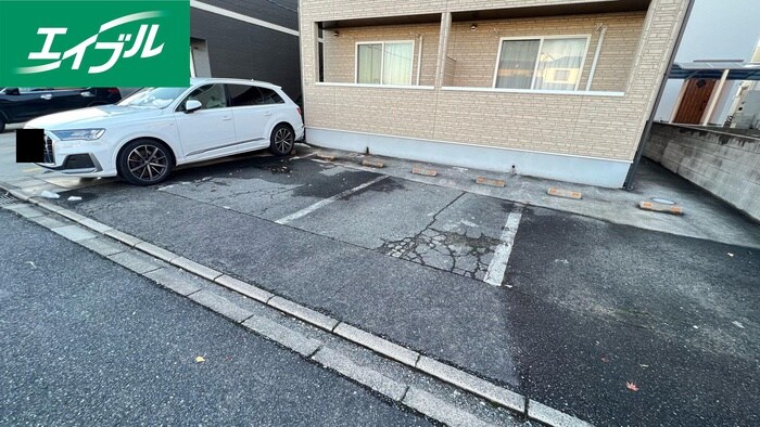 物件外観写真5　(駐車場)