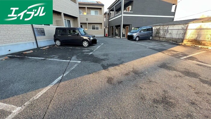 物件外観写真2　(駐車場)