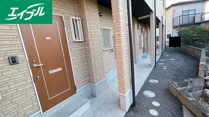 物件外観写真3　(エントランス部分)