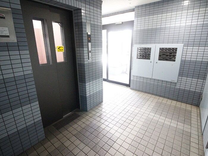 物件外観写真4　(エントランス部分)