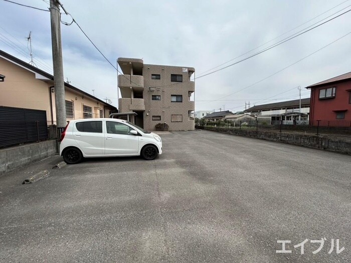 物件外観写真3　(駐車場)
