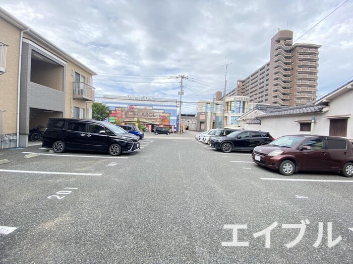 物件外観写真3　(駐車場)