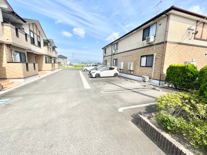 物件外観写真2　(駐車場)