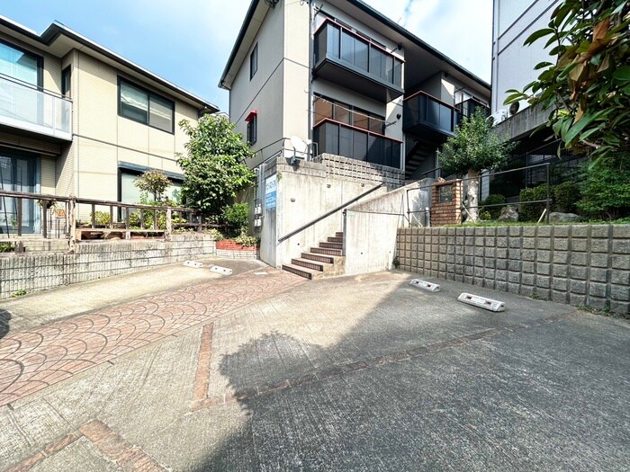 物件外観写真2　(エントランス部分)