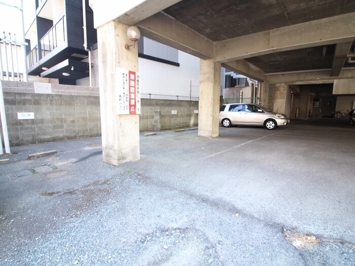 物件外観写真4　(駐車場)