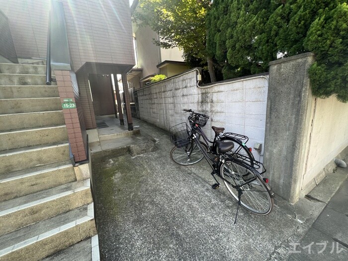 物件外観写真4　(駐輪場)