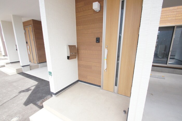 物件外観写真4　(エントランス部分)