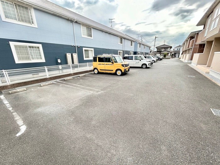 物件外観写真2　(駐車場)