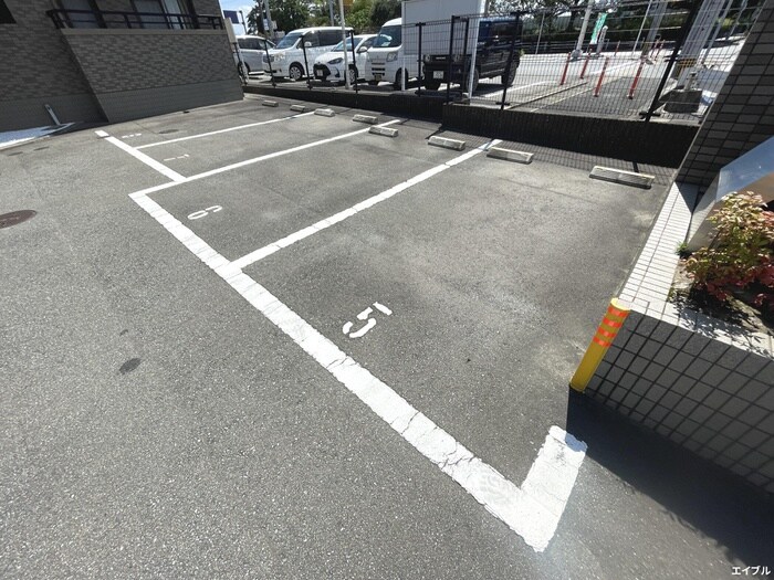物件外観写真3　(駐車場)