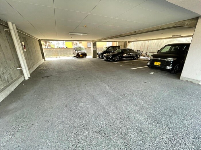 物件外観写真2　(駐車場)